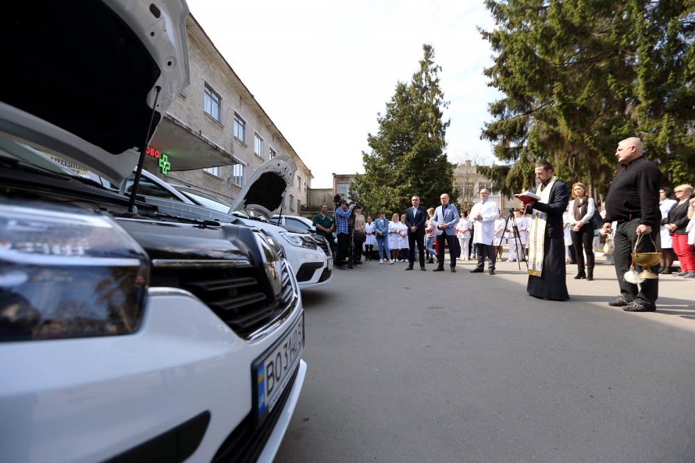 два автомобілі для дитячої лікарні 
