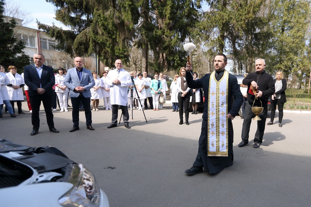 два автомобілі для дитячої лікарні 